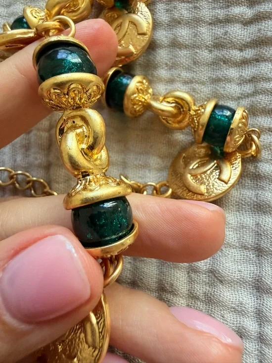 💚Vintage Chanel CC Medallion Necklace Green Gripoix Beads & Gold Tone Chain✨ - Picture 8 of 11
